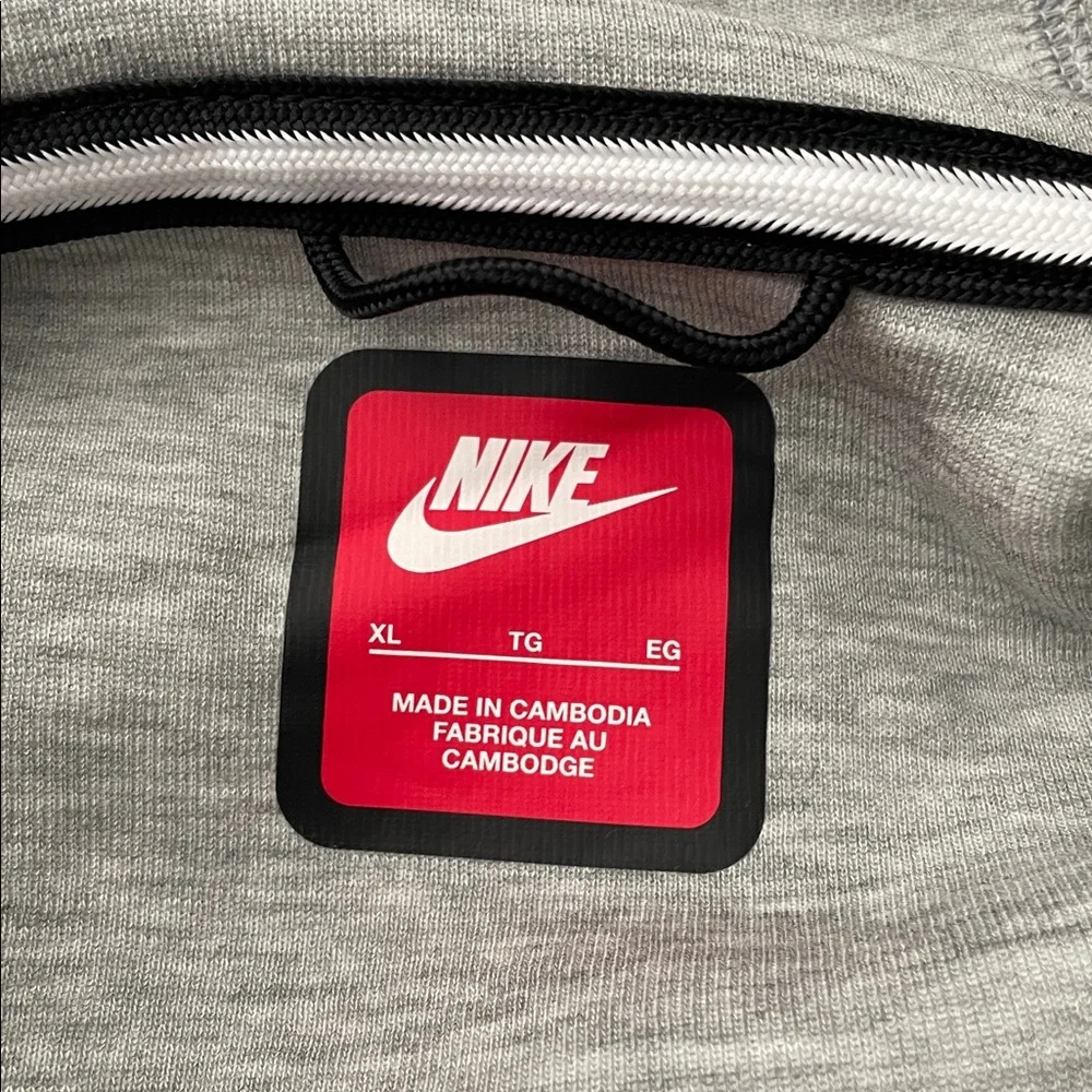 Nike Sportswear Tech Fleece Windrunner Full-Zip Hoodie - Picture 3 of 13